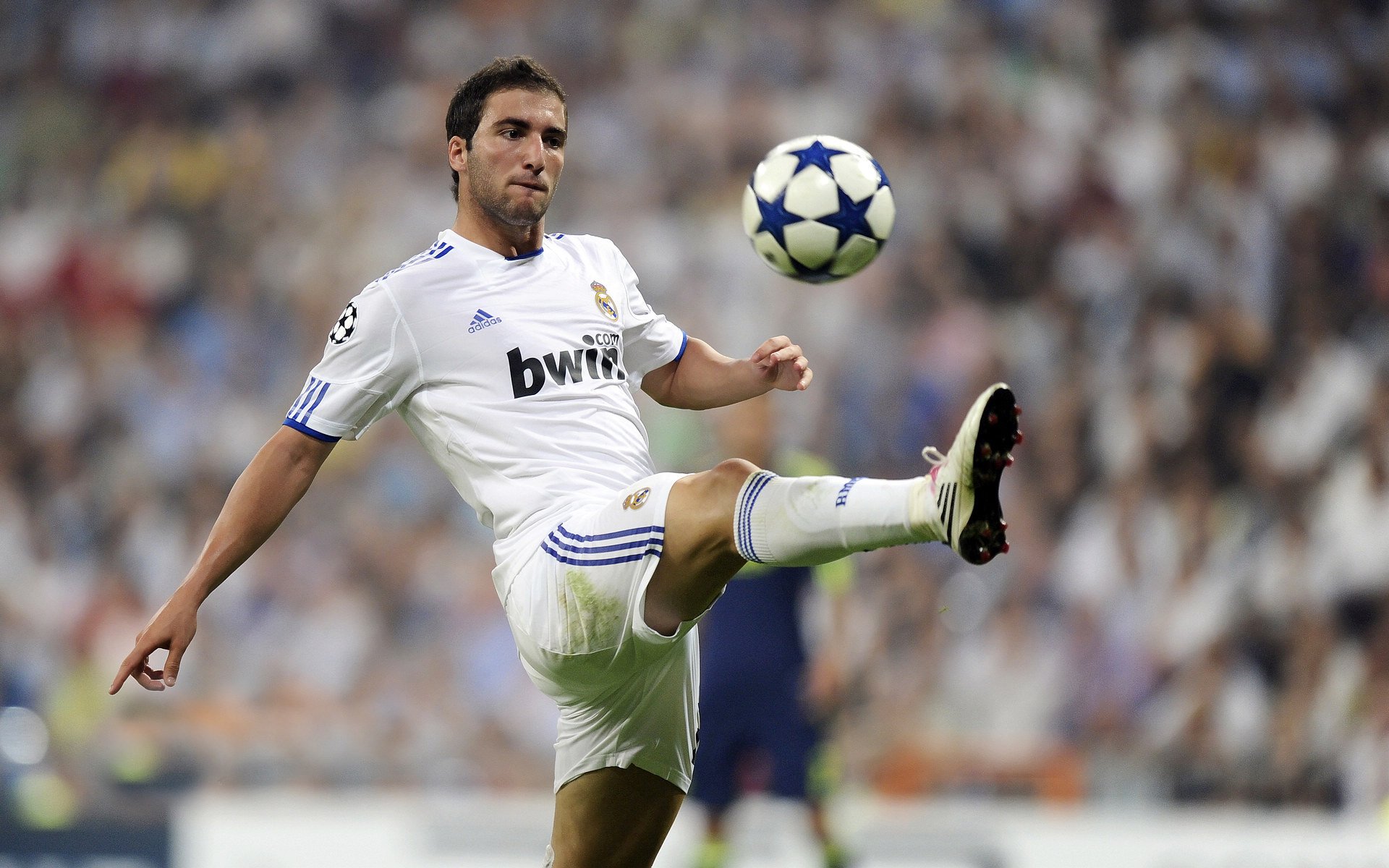 球队是否根据对手中场布防方式决定边锋持球模式,根据防守区域的大小,半场人盯人可分为