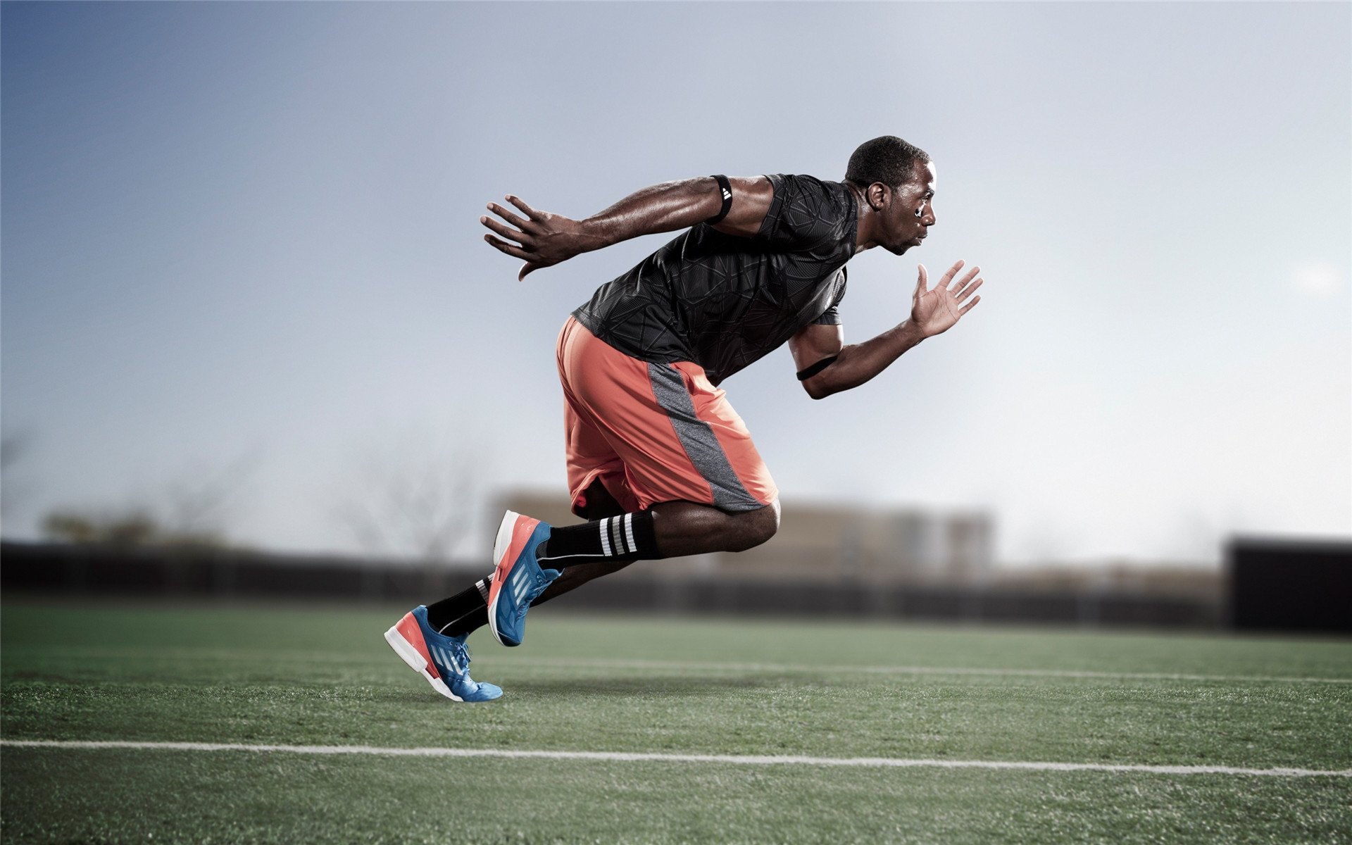 乐鱼体育网页登录-足球比赛中智能设备应用日益普及，提升观赛体验，足球训练智能设备